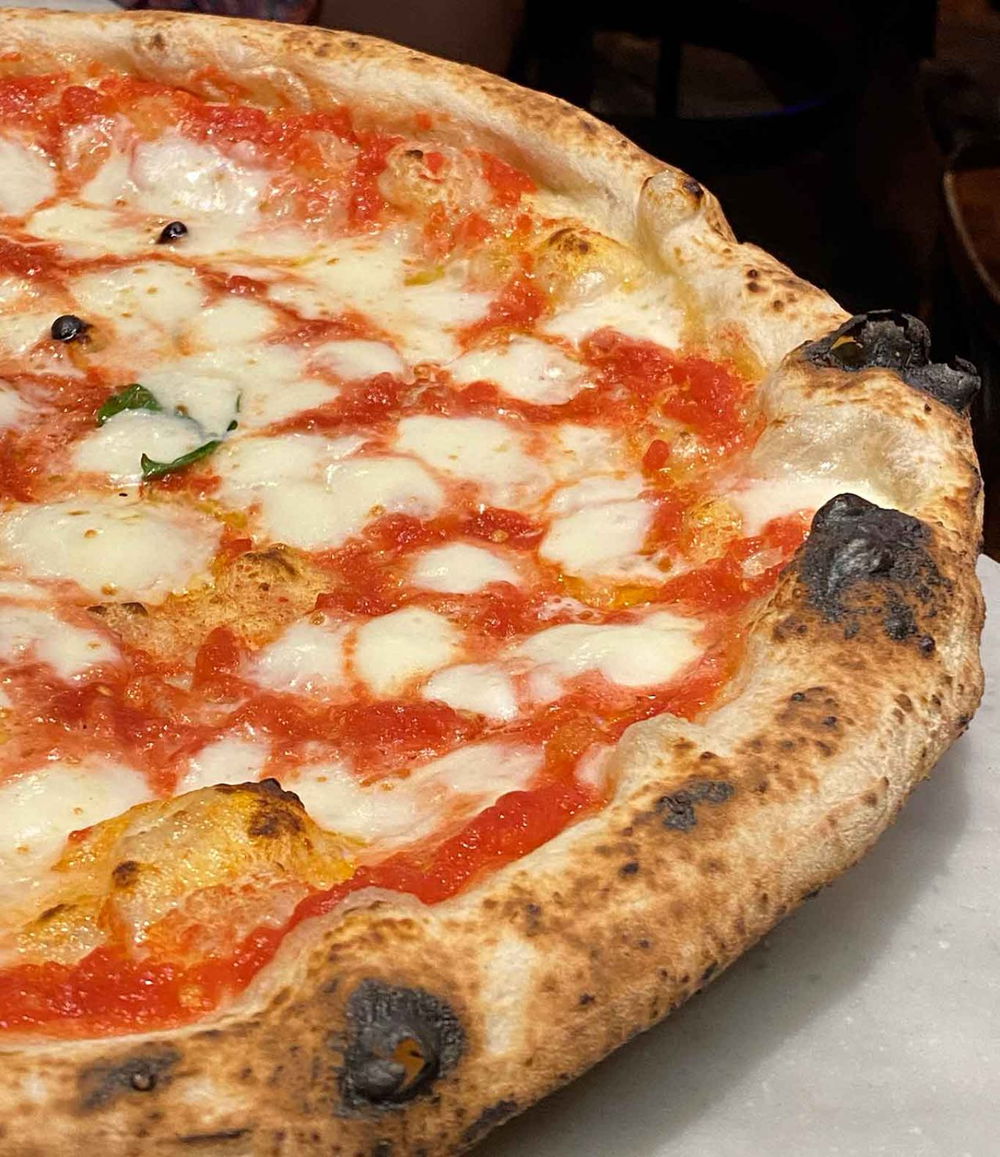 la pizza margherita della pizzeria Sorbillo ai Tribunali a Napoli al Campionato 2025