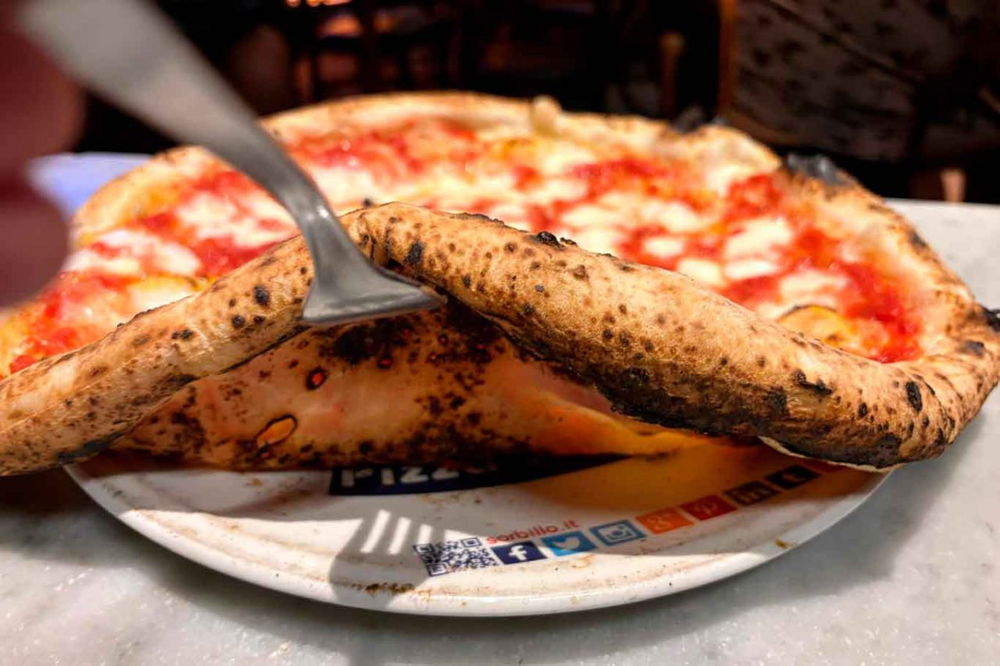 la cottura della pizza margherita della pizzeria Sorbillo ai Tribunali a Napoli al Campionato 2025