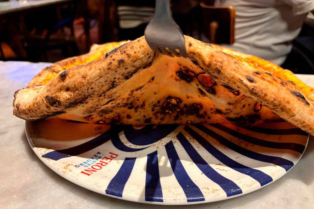 la cottura della pizza Marisa della pizzeria Sorbillo ai Tribunali a Napoli al Campionato 2025