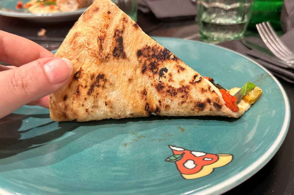la cottura della pizza Taglio Estivo Provola e Pepe di Vincenzo Capuano al Campionato della Pizza 2025