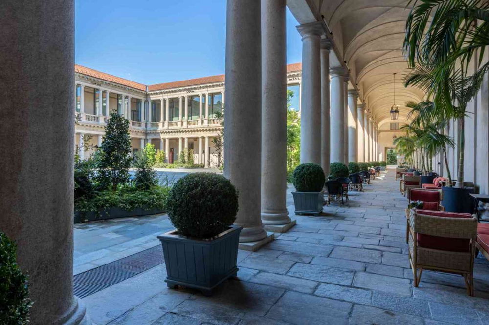 10-11 portrait milano aperto agosto