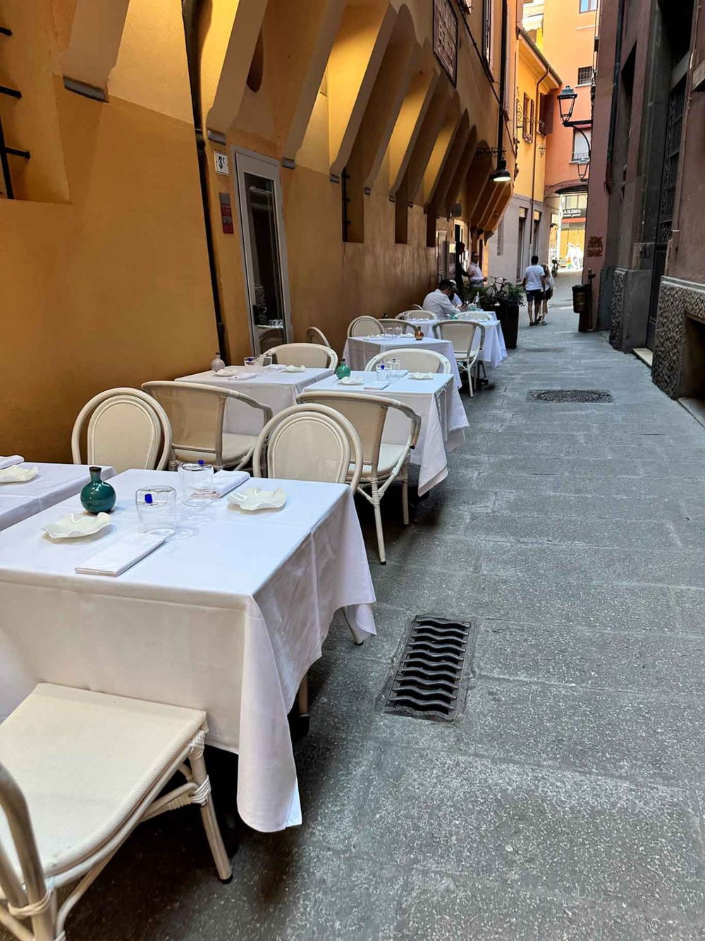 tavoli nel dehors del ristorante Benso a Bologna