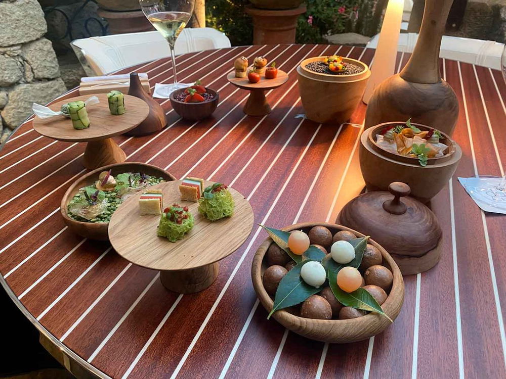 l'aperitivo in giardino del ristorante Danì Maison di Nino Di Costanzo a Ischia