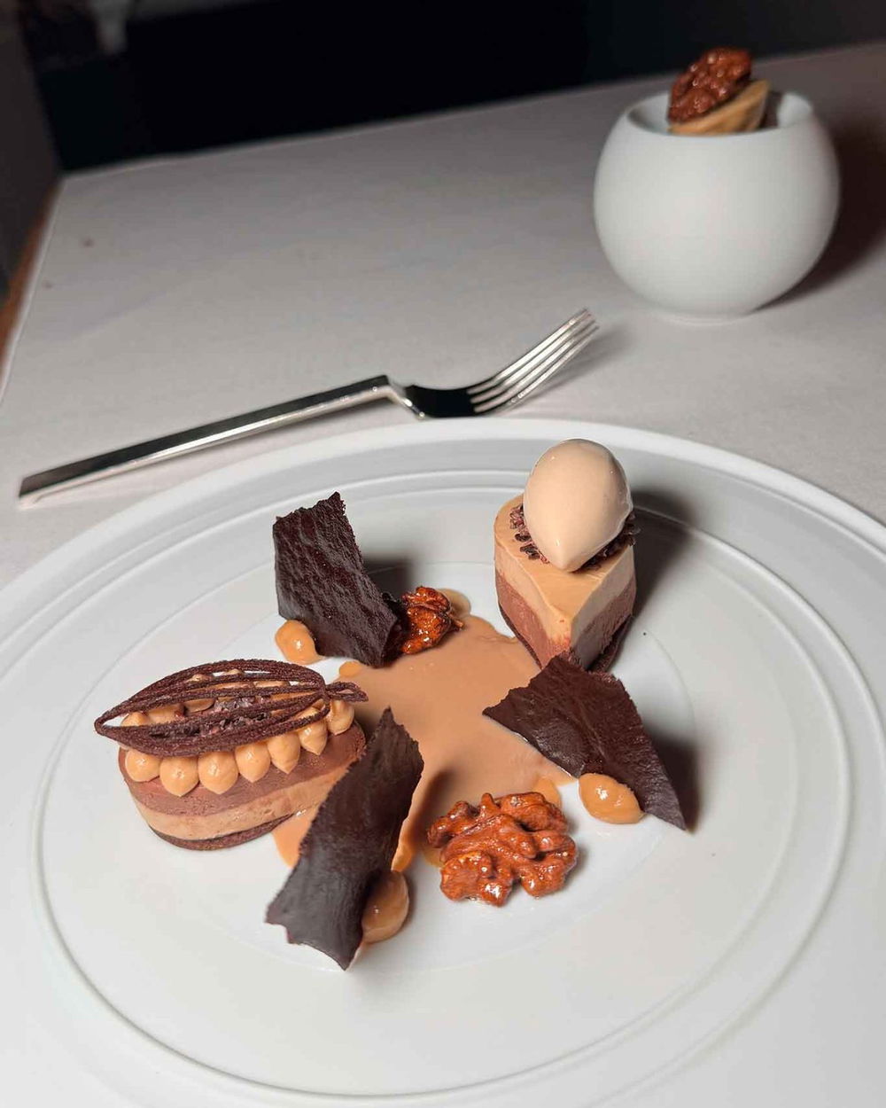 il dolce con cioccolato e noci di Sorrento del ristorante Un Piano Nel Cielo dell'hotel Casa Angelina a Praiano in Costiera Amalfitana