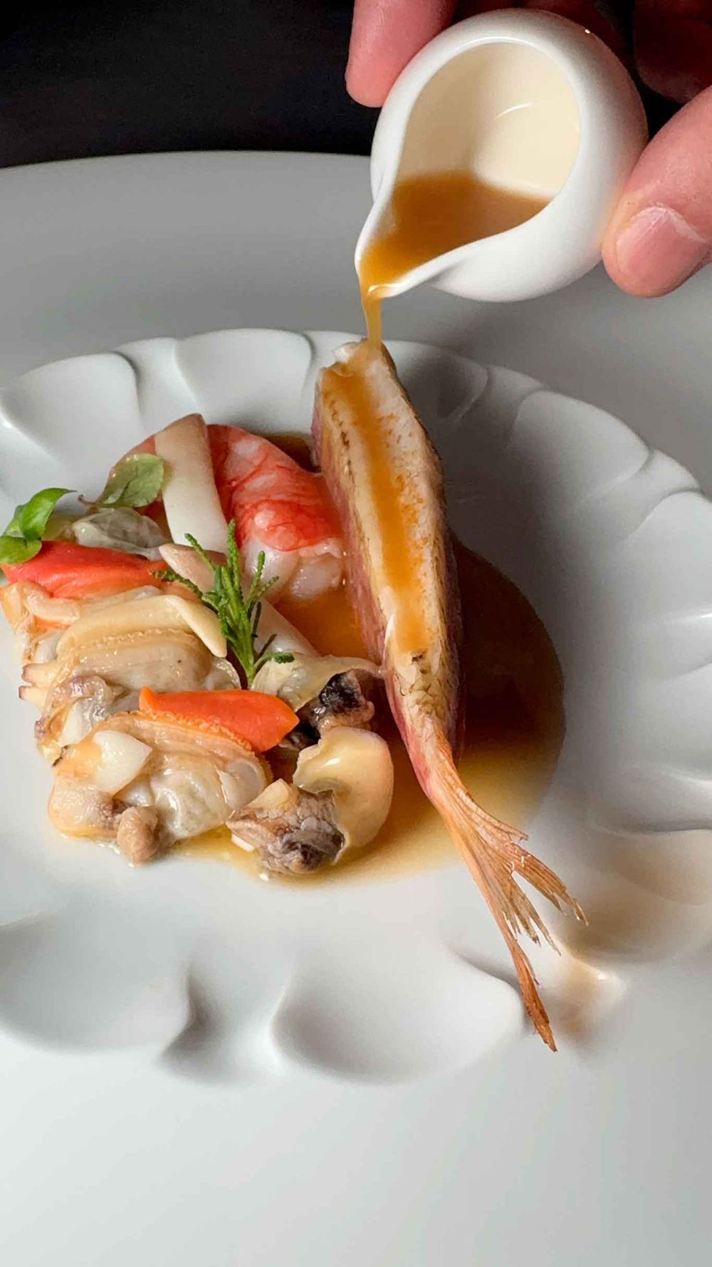 la triglia in zuppa di mare del ristorante Un Piano Nel Cielo dell'hotel Casa Angelina a Praiano in Costiera Amalfitana