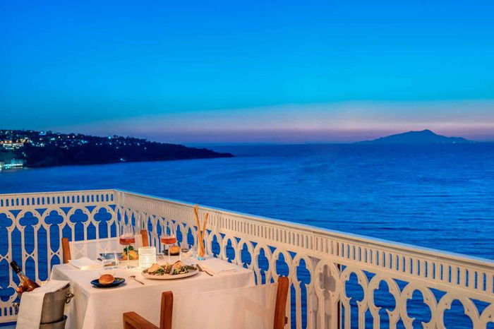 Il ristorante Vesuvio dell’Hotel Mediterraneo in Penisola Sorrentina