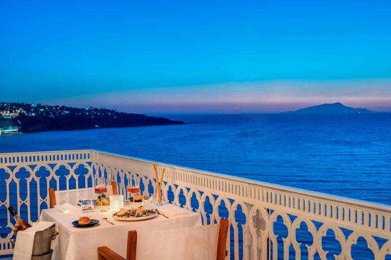 Il ristorante Vesuvio dell&#8217;Hotel Mediterraneo in Penisola Sorrentina