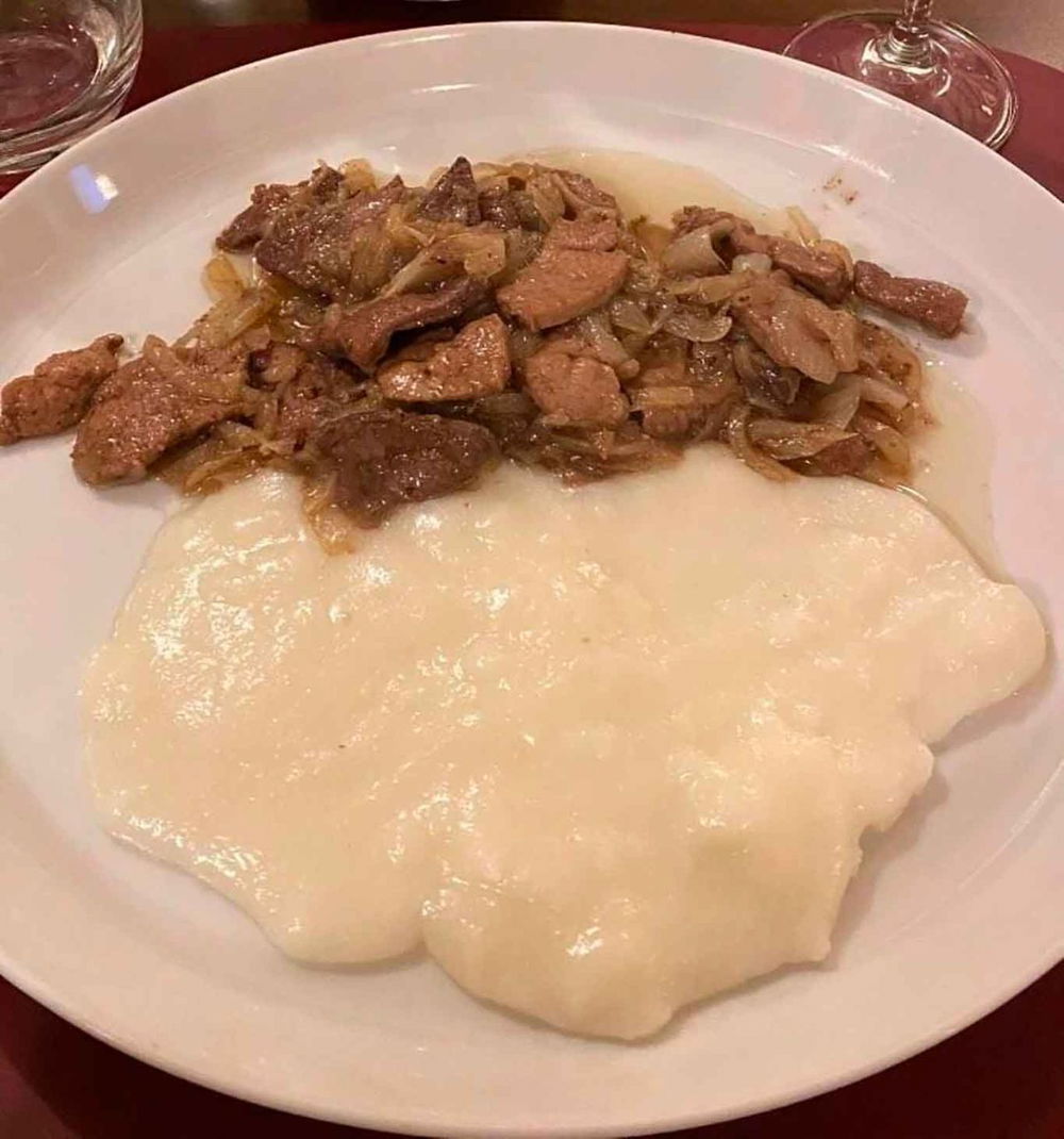 fegato alla veneziana alla trattoria Antica Hostaria Dante Alighieri a Mestre