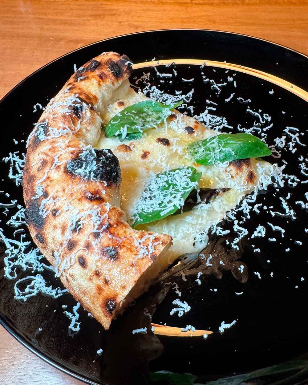 la pizza Margherita trasparente della pizzeria Bob Alchimia a Spicchi a Montepaone Lido in Calabria