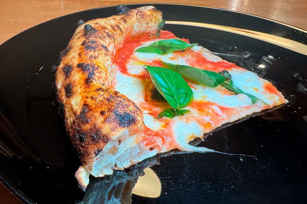 la pizza margherita della pizzeria Bob Alchimia a Spicchi a Montepaone Lido in Calabria