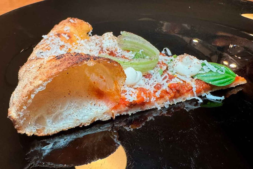 la pizza in caduta della pizzeria Bob Alchimia a Spicchi a Montepaone Lido in Calabria