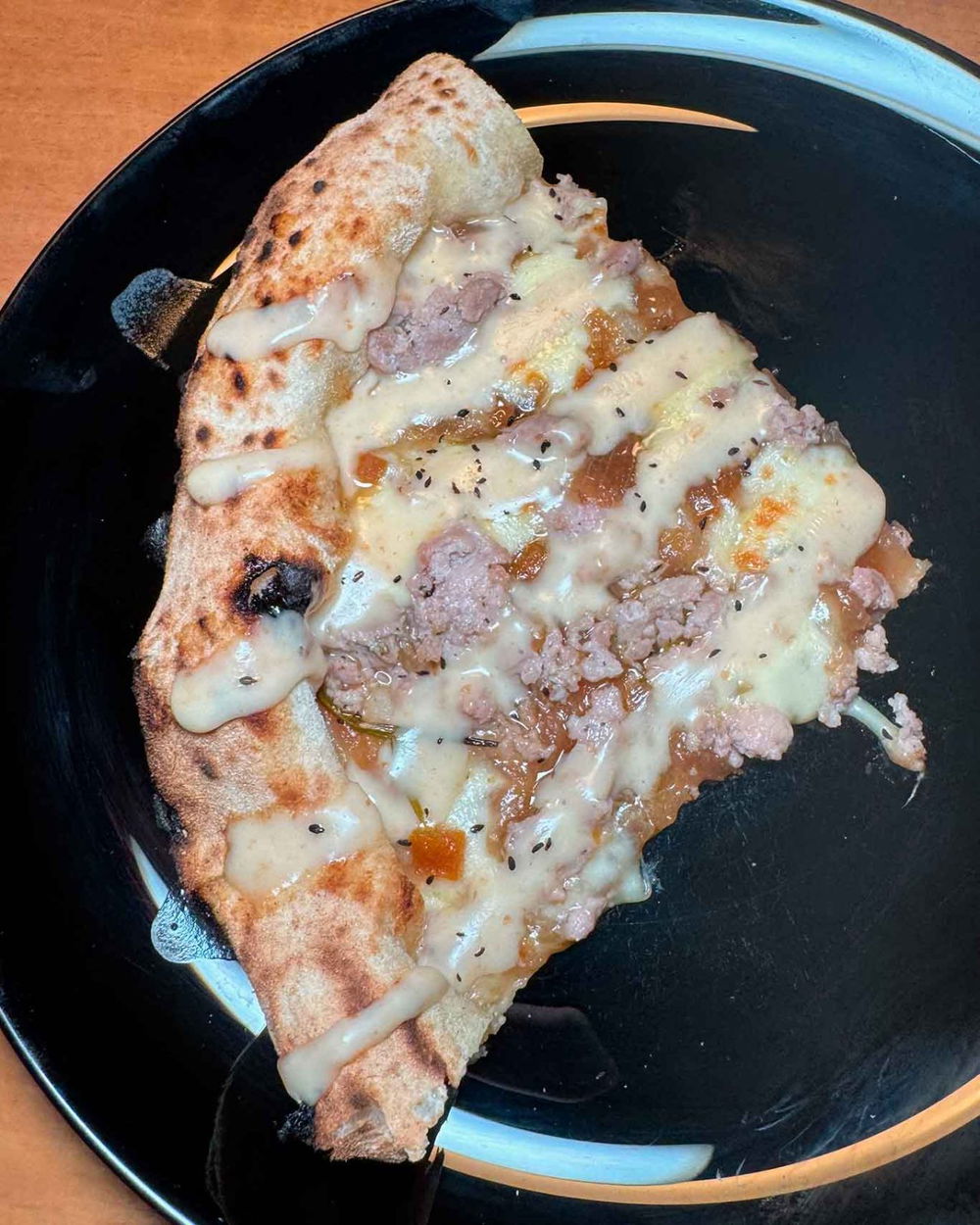 la pizza salsiccia, aranzu e cipolla della pizzeria Bob Alchimia a Spicchi a Montepaone Lido in Calabria