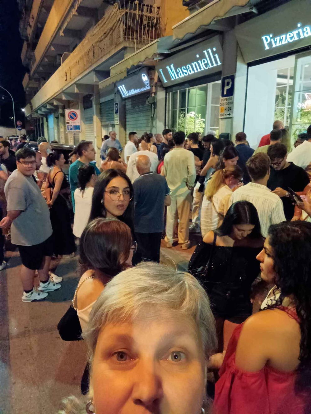 la fila alla pizzeria I Masanielli di Sasà Martucci a Caserta