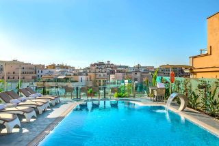 La piscina sui tetti di Roma che diventa ristorante la sera