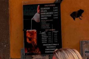 1 euro per sedersi al tavolino: polemica al bar pasticceria a Firenze