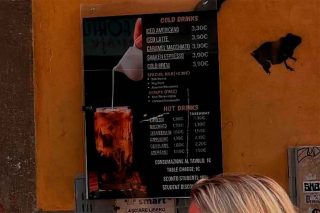 1 euro per sedersi al tavolino: polemica al bar pasticceria a Firenze