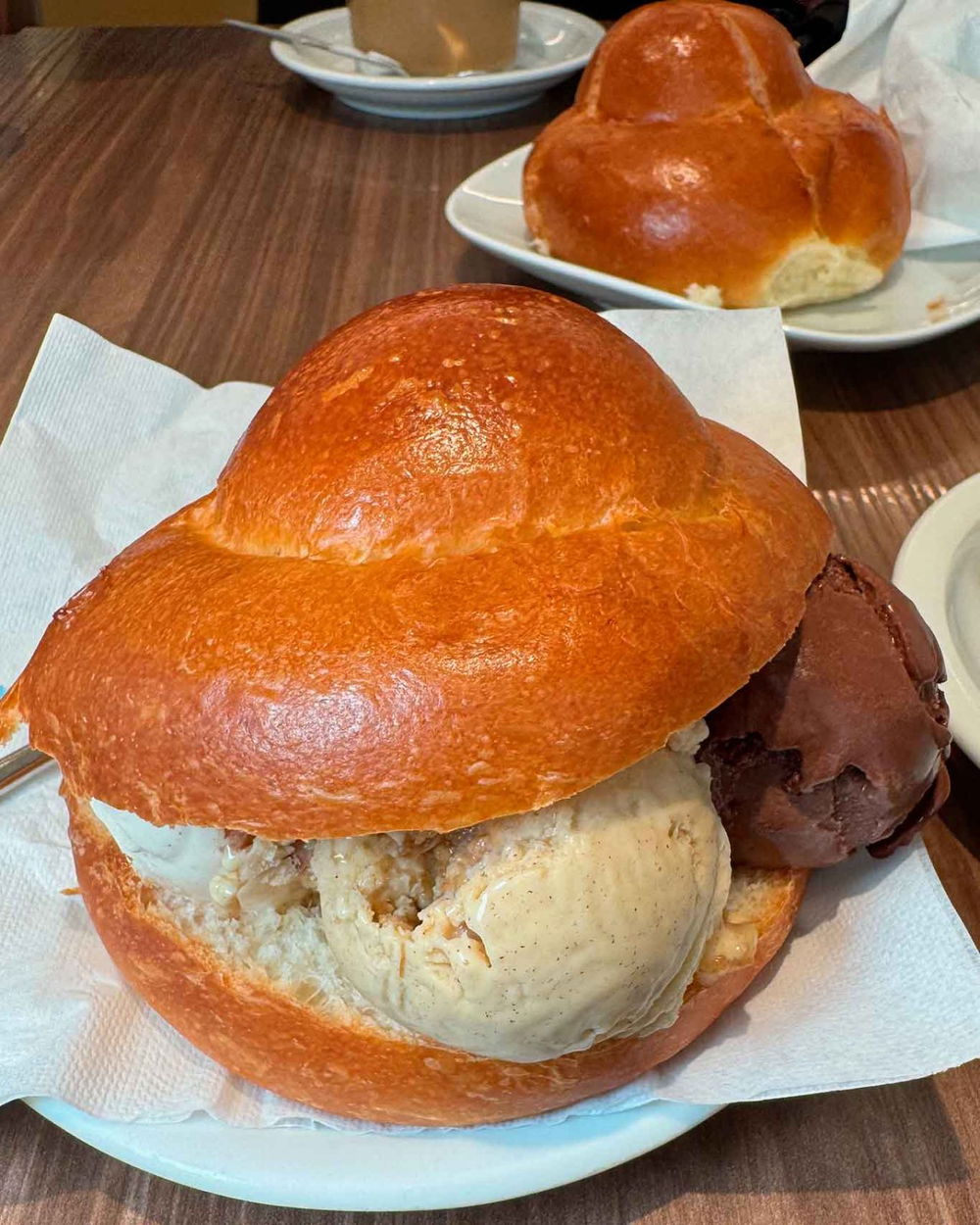 la brioche con il gelato della pasticceria gelateria Morè a Soverato