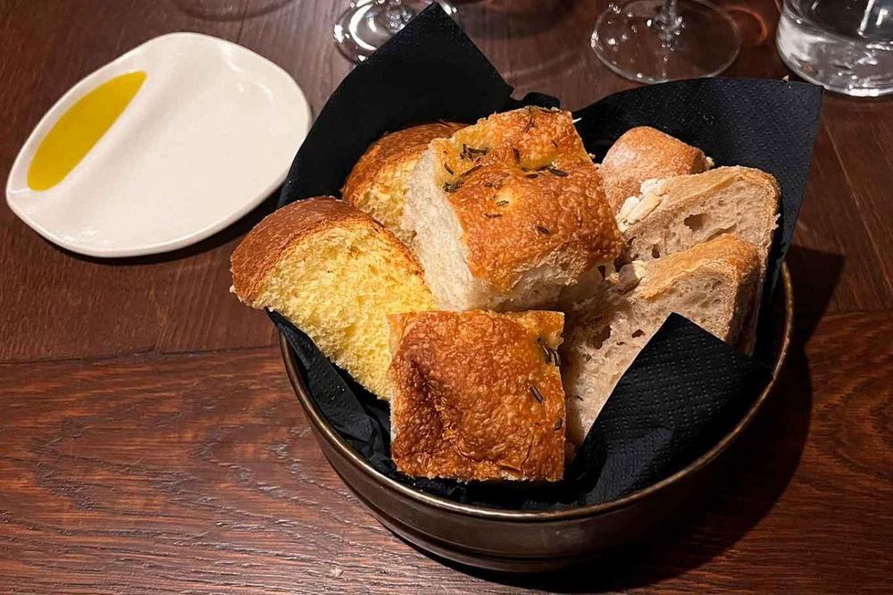 pane e olio al ristorante Elementi a Latina