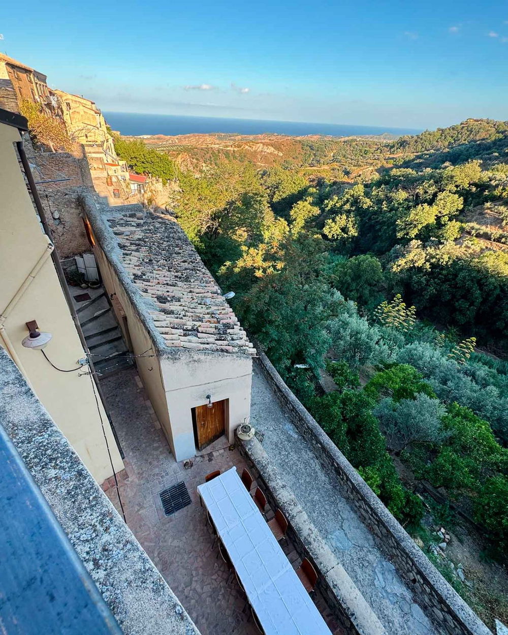 il dehors del ristorante Il Catojo dello Spinetto a Badolato in Calabria