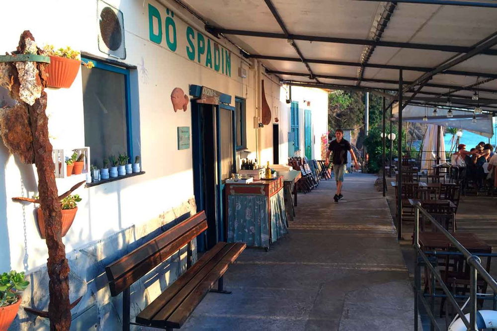 terrazza della trattoria Spadin con vista spettacolare dal Monte di Portofino