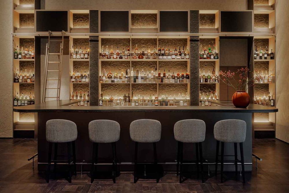 il bar dell'hotel Aman Rosa Alpina a San Cassiano