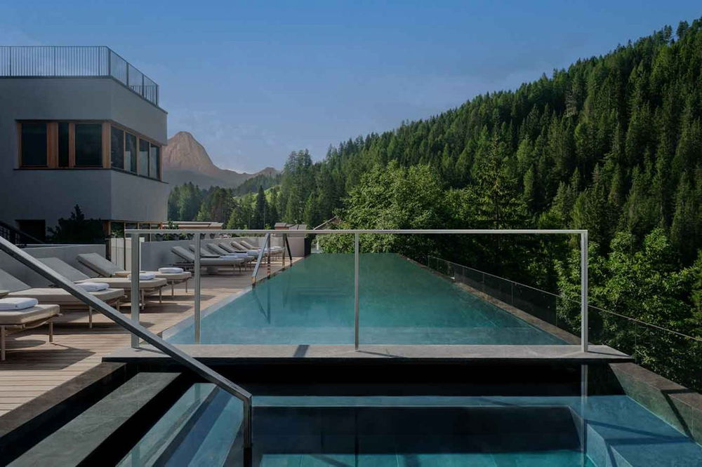 la piscina dell'hotel Aman Rosa Alpina a San Cassiano