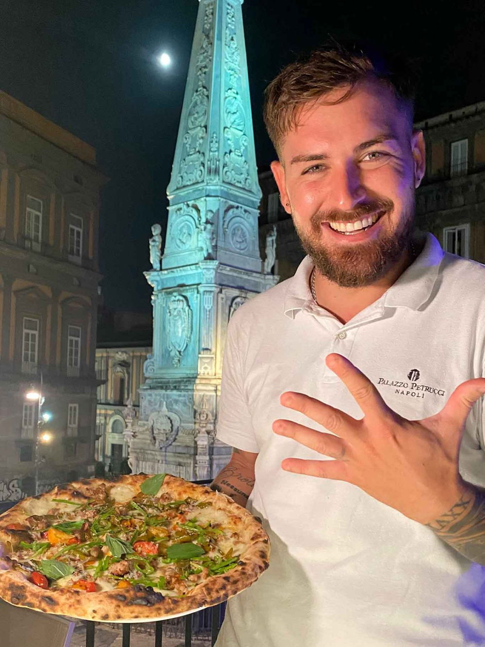 Davide Ruotolo della pizzeria Palazzo Petrucci a piazza San Domenico a Napoli nella sfida con Bro.