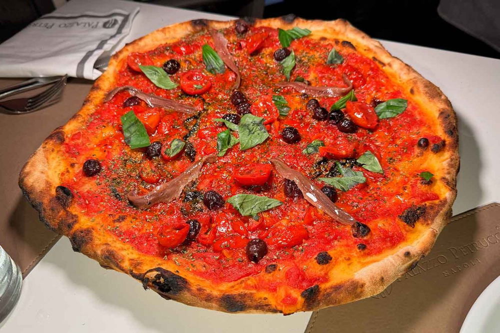 la pizza Marinara a Modo Mio della pizzeria Palazzo Petrucci a piazza San Domenico a Napoli