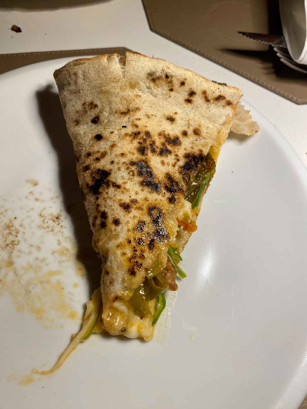 la cottura della pizza Monachina della pizzeria Palazzo Petrucci a piazza San Domenico a Napoli
