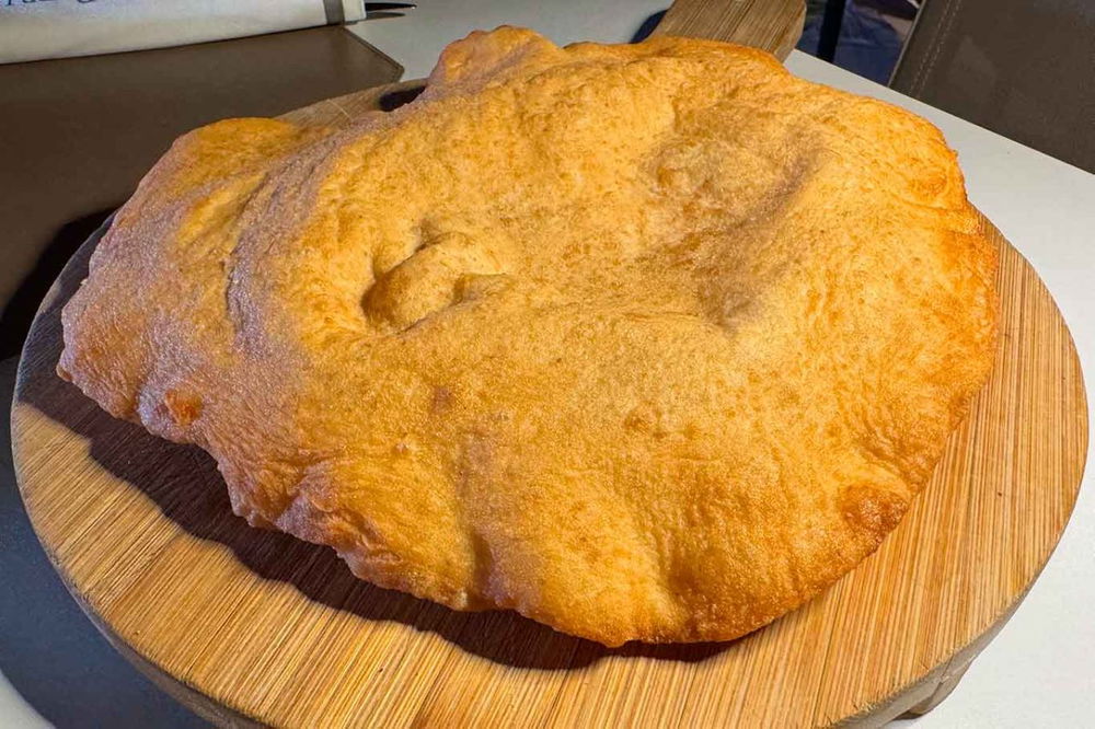 la pizza fritta della pizzeria Palazzo Petrucci a piazza San Domenico a Napoli