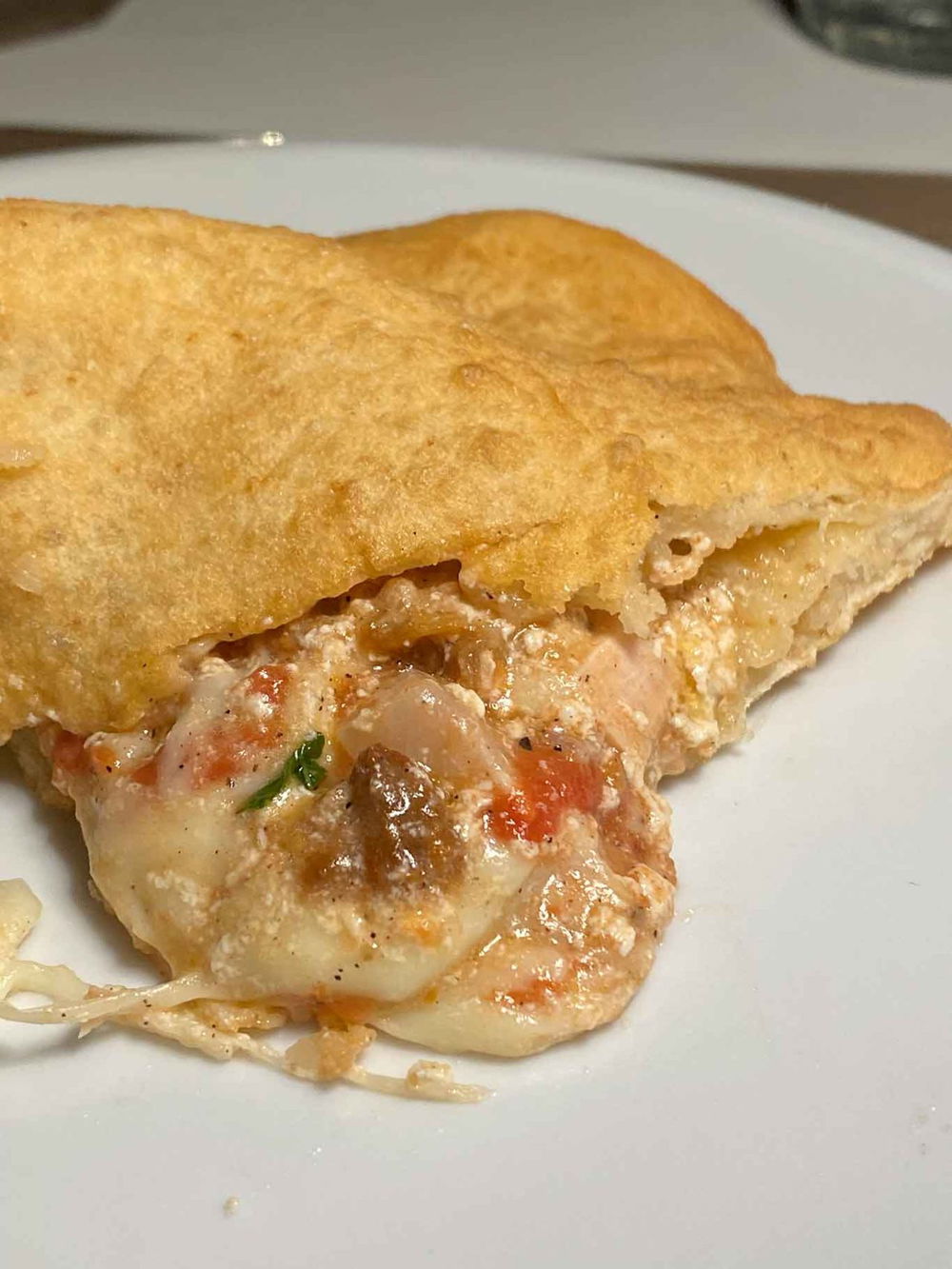 il ripieno della pizza fritta della pizzeria Palazzo Petrucci a piazza San Domenico a Napoli