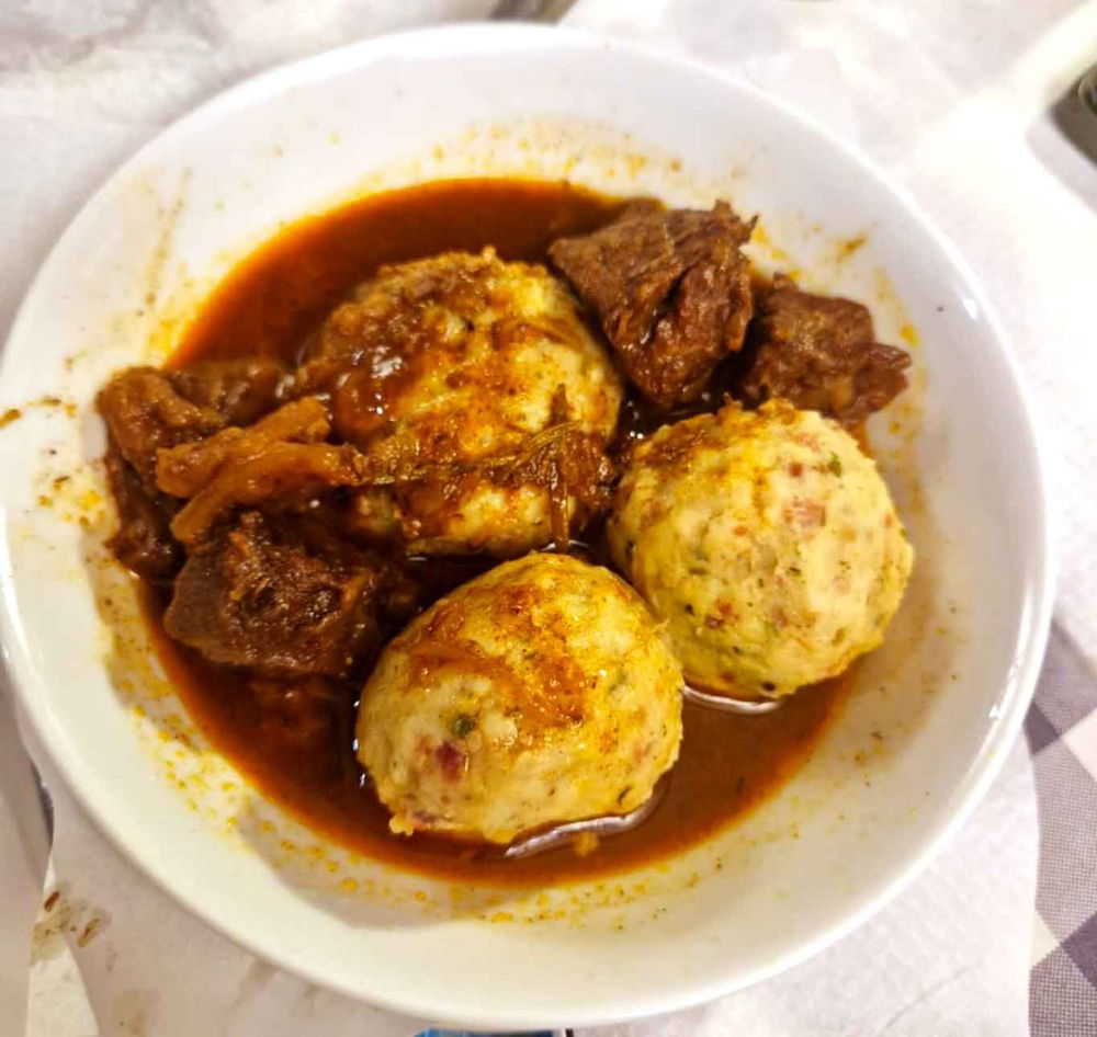 gnocchi di pane con goulash da Siora Rosa a Trieste