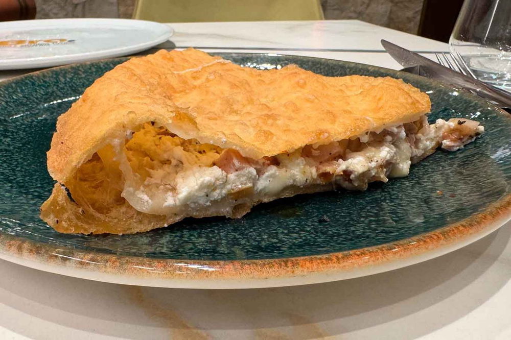 La farcitura del ripieno fritto della pizzeria Bro. a Napoli