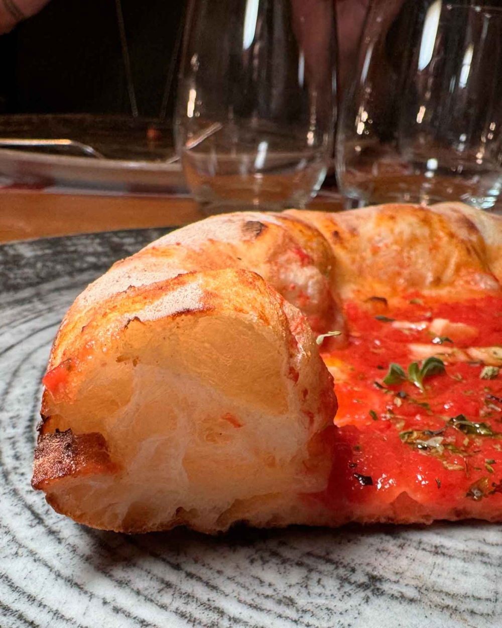 il cornicione della pizza Marinara della pizzeria Gli Esposito a Salerno nella sfida con la pizzeria L'Ammaccata