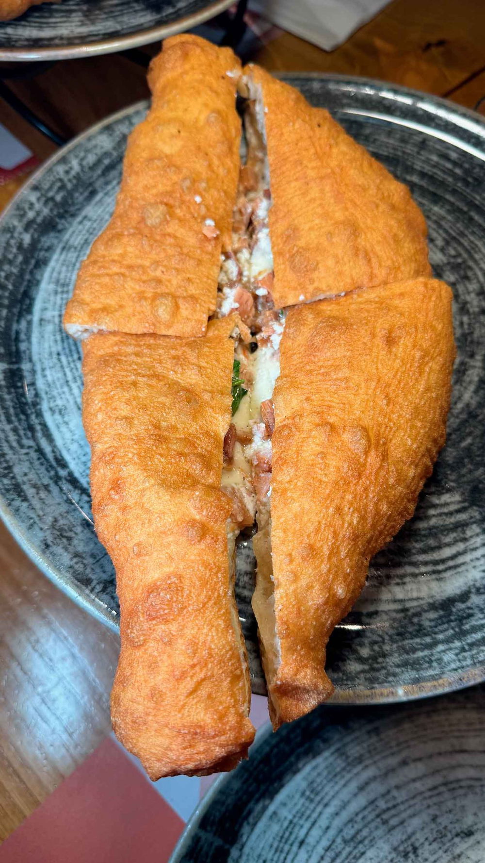 La pizza fritta della pizzeria Gli Esposito a Salerno nella sfida con la pizzeria L'Ammaccata