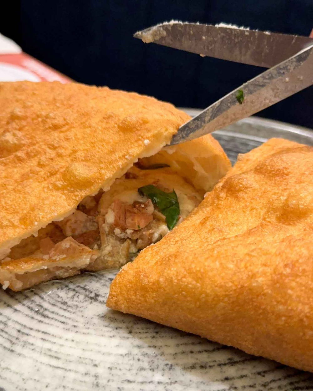 il ripieno della pizza Marinara della pizzeria Gli Esposito a Salerno nella sfida con la pizzeria L'Ammaccata