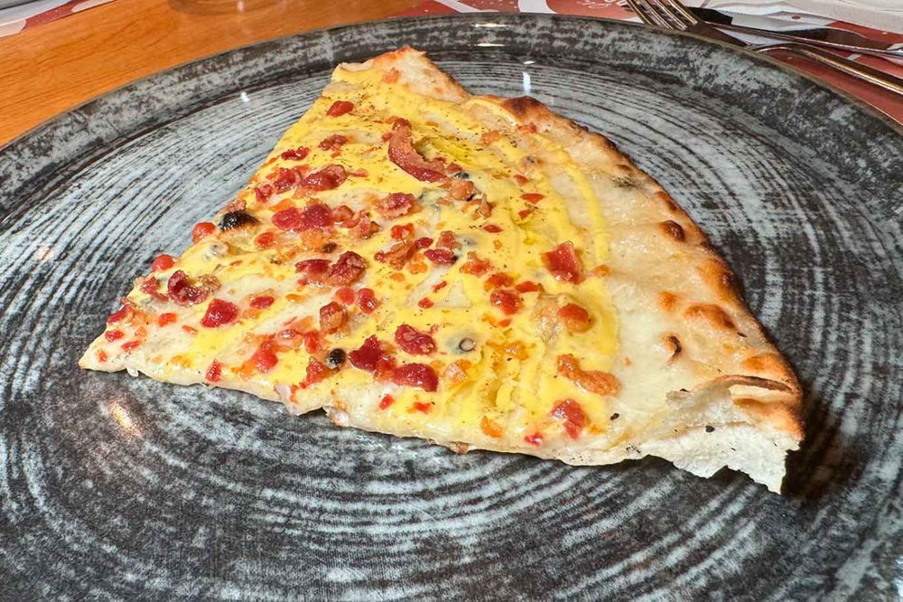 La pizza Leggerissima Carbonara della pizzeria Gli Esposito a Salerno nella sfida con la pizzeria L'Ammaccata