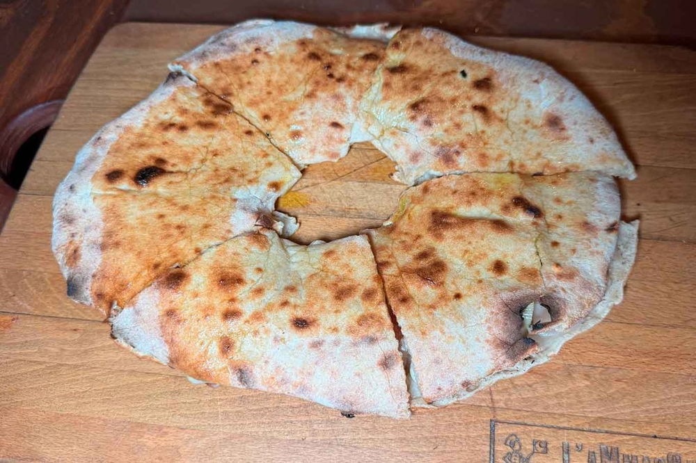 La pizza strazzata della pizzeria L'Ammaccata a Casal Velino in Cilento nella sfida con Gli Esposito