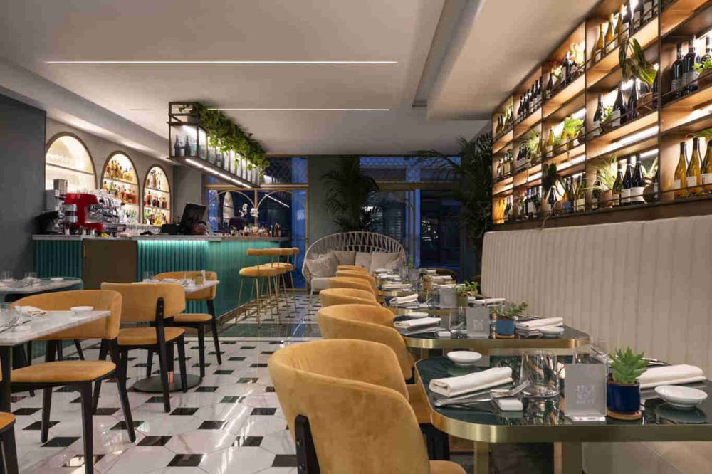Il bancone bar e la sala di Anavà a Roma