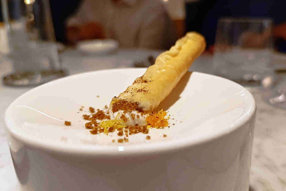 CAnnolo di fillo con ricotta, bottarga e terra di olive