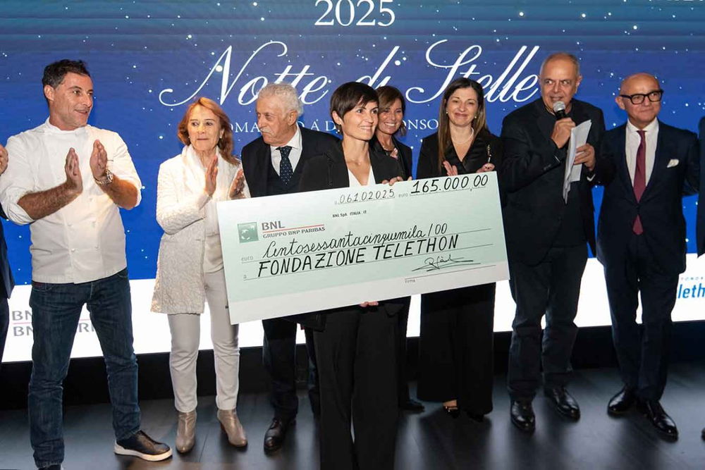 l'assegno di 165 mila euro di Notte di Stelle 2025 a Palazzo Petrucci per Fondazione Telethon
