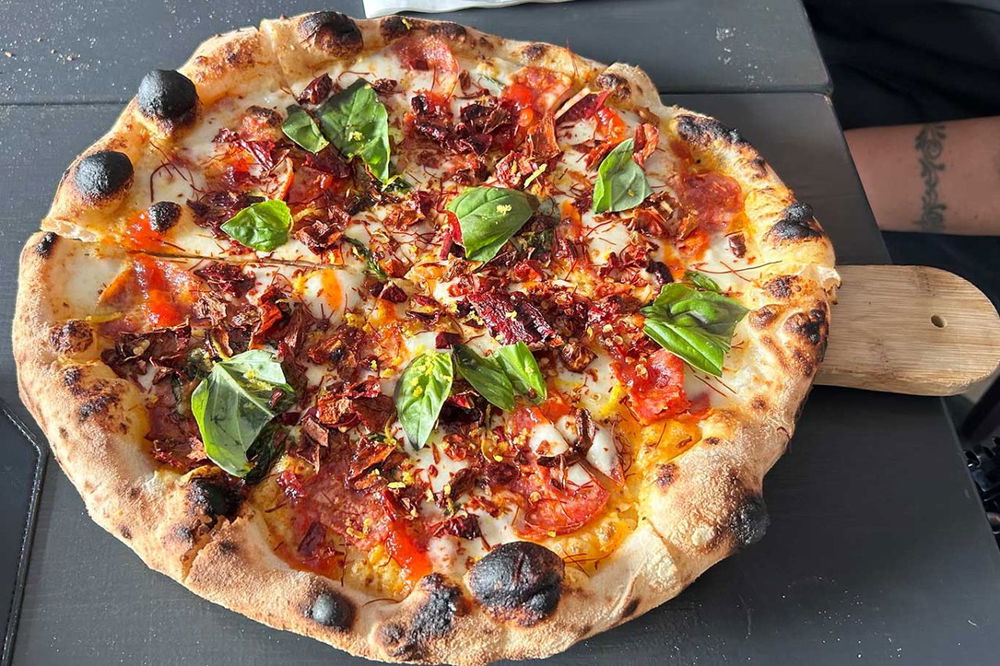 la pizza diavola di Davide Ruotolo di Palazzo Petrucci a Napoli che sfida Pepe in Grani a Caiazzo