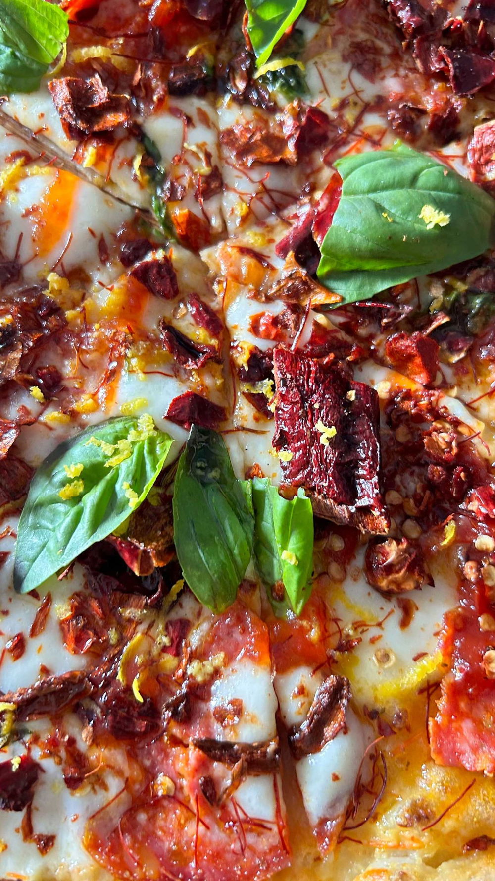 la pizza diavola di Davide Ruotolo di Palazzo Petrucci a Napoli che sfida Pepe in Grani a Caiazzo