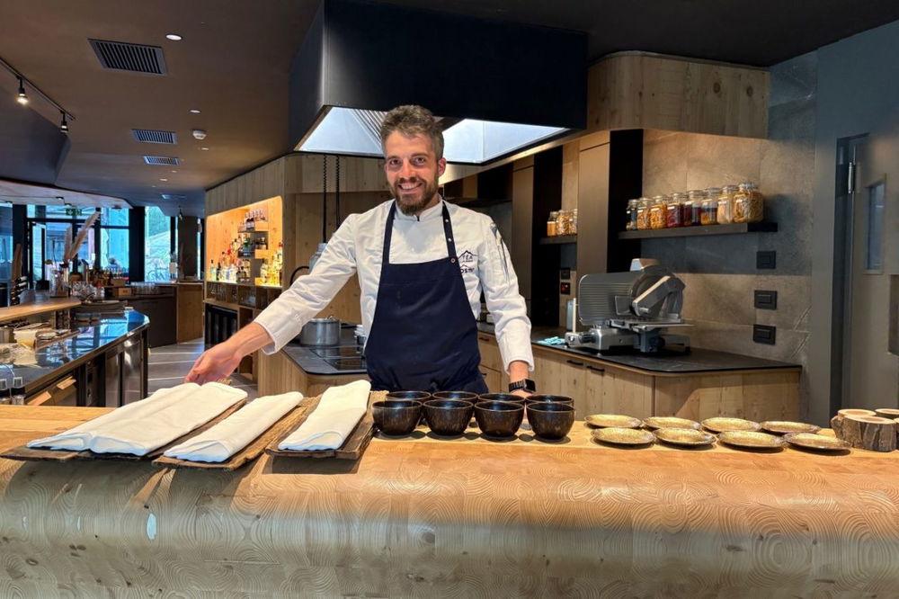 Livigno Téa del Kosmo chef Michele Talarico al bancone del Kosmo