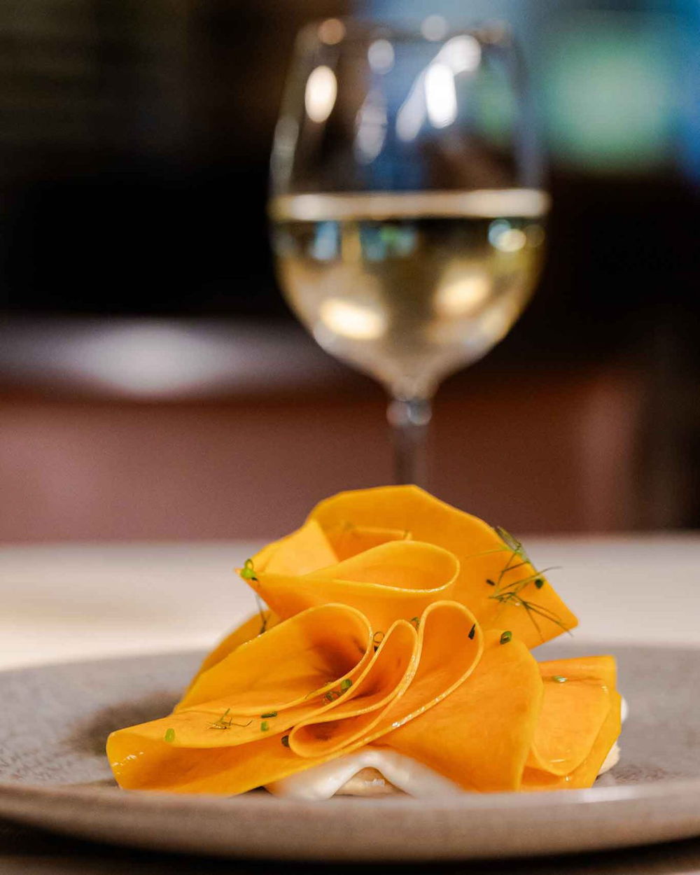 La ricetta del carpaccio di zucca violina su pasta brisé e stracchino