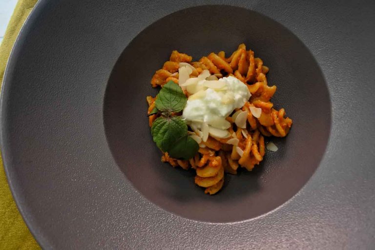 Fusilloni al pesto e burrata, ricetta facile e golosa