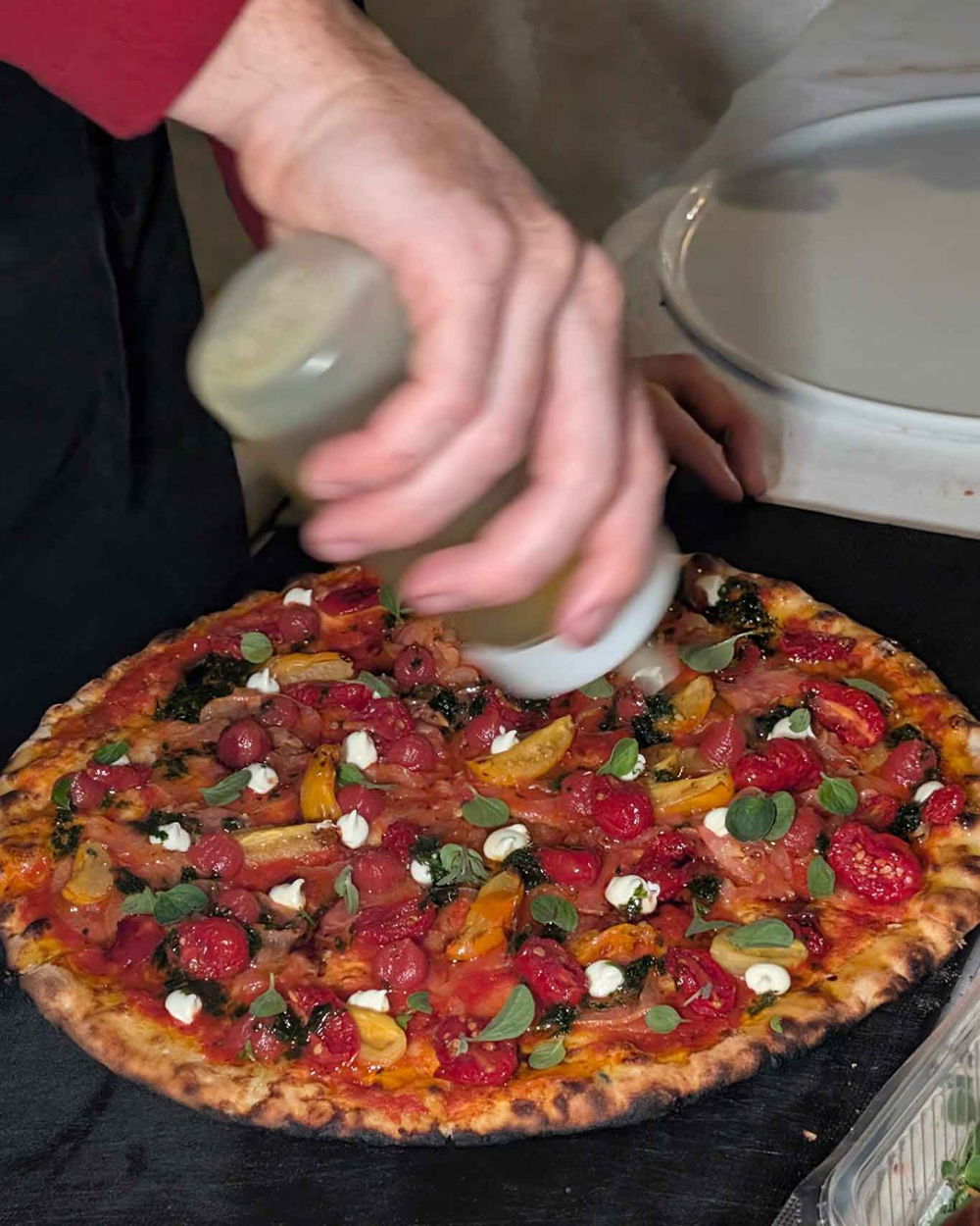 la pizza di Pier Daniele Seu a Identità di Fuoco 2025, due serate con la brace da Massimo Bottura