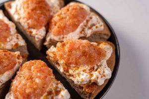 Come fare la pizza al padellino con stracciata e gamberi