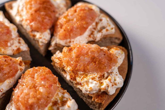 Come fare la pizza al padellino con stracciata e gamberi