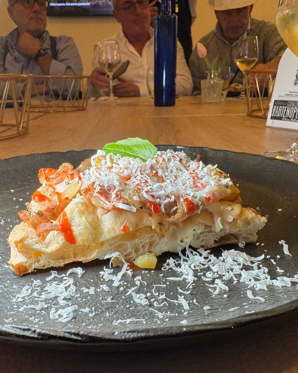la pizza in pala della pizzeria Concetto Partenopeo a Castellammare di Stabia